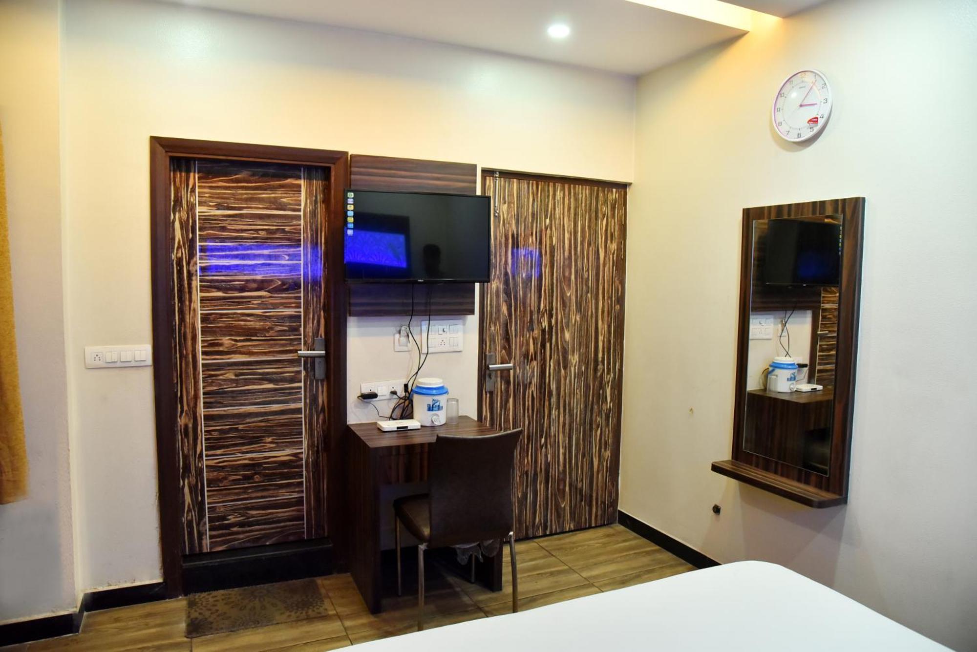Hotel Midtown & Restaurant Jhunjhunu エクステリア 写真